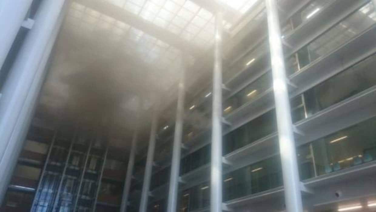 Imagen del humo en interior de la Ciudad de la Justicia de Valencia