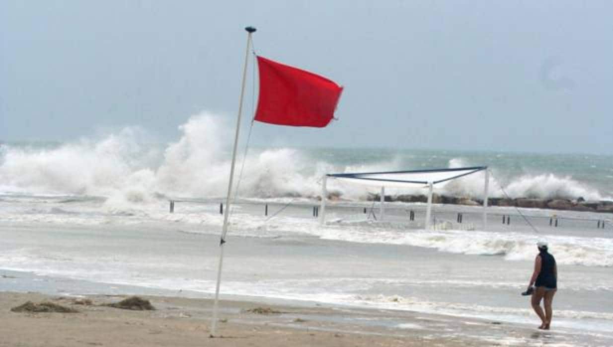 Imagen de archivo de una playa con bandera roja