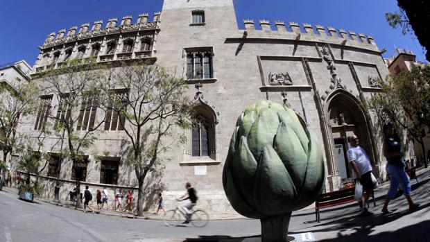 #HortAttack: Frutas y verduras gigantes afloran en el corazón de Valencia