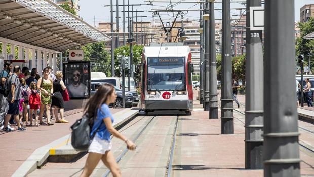 Una ciclista de 43 años, golpeada por un tranvía tras saltarse un semáforo en Valencia
