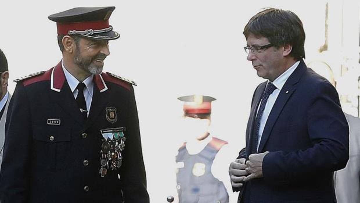 El presidente de la Generalitat, Puigdemont(d), junto al mayor de los Mossos d'Esquadra Josep Lluis Trapero (i)