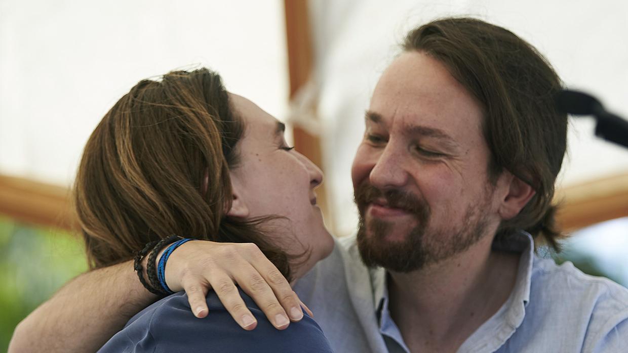 Pablo Iglesias se abraza a Ada Colau durante un acto celebrado este lunes con motivo de la Diada en Santa Coloma de Gramanet