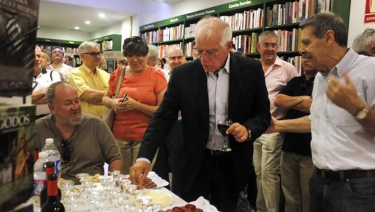 Josep Borrell, ayer en la Librería Taiga de Toledo
