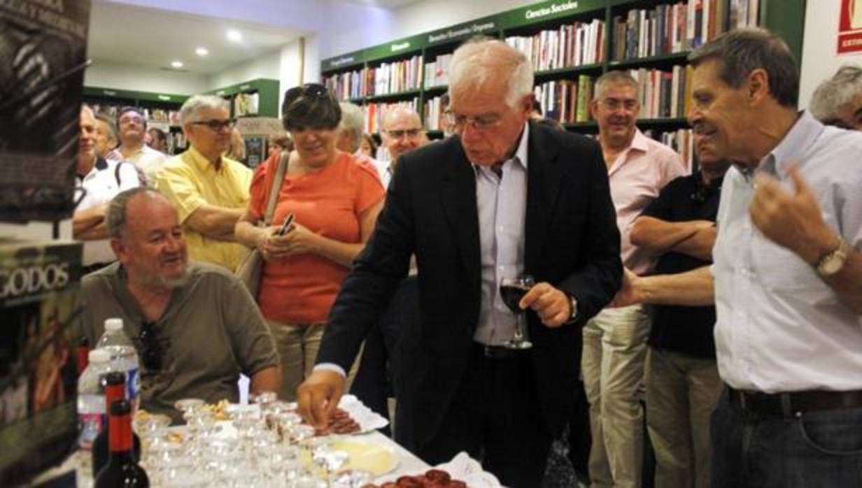 Josep Borrell, ayer en la Librería Taiga de Toledo