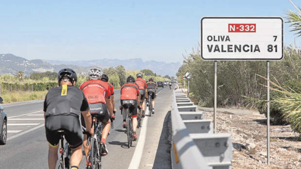 Imagen de archivo de un grupo de ciclistas por una carretera valenciana