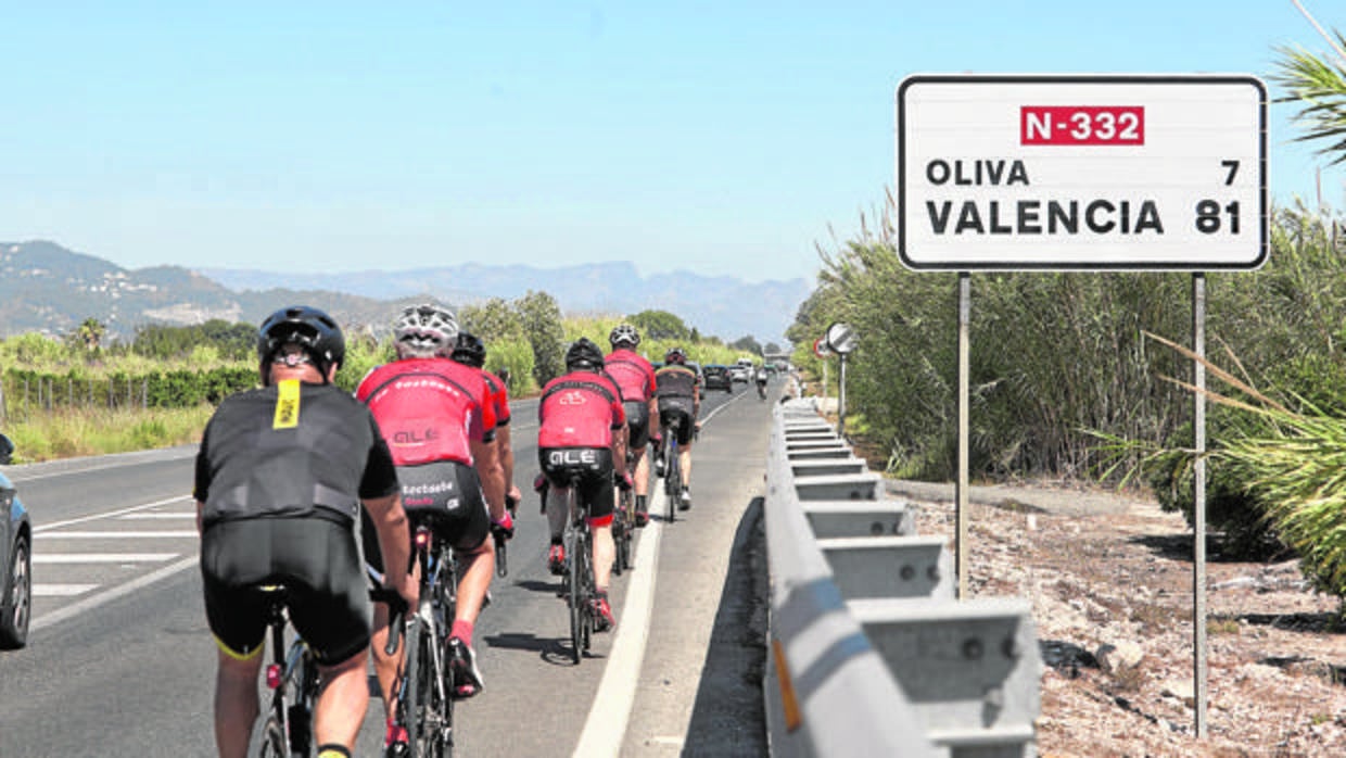 Imagen de archivo de un grupo de ciclistas por una carretera valenciana