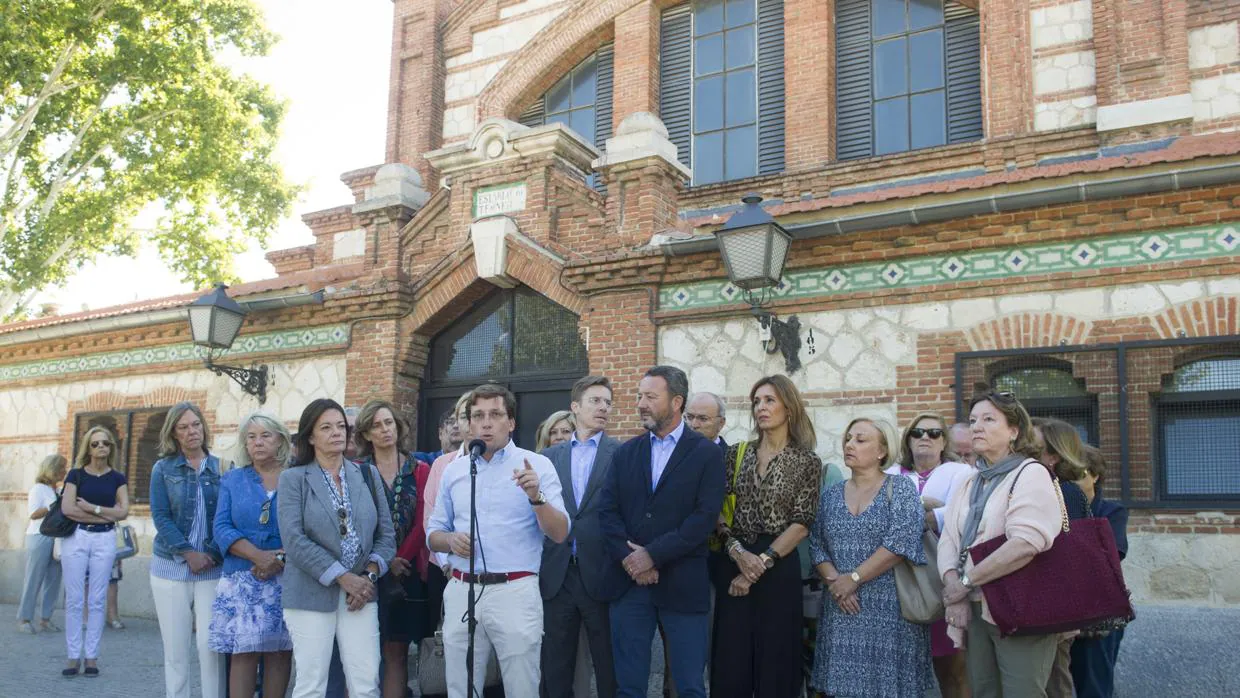 Los concejales municipales del PP, con su portavoz José Luis Martínez-Almeida, y varias diputadas regionales del PP, frente a la Nave de Terneras de Matadero