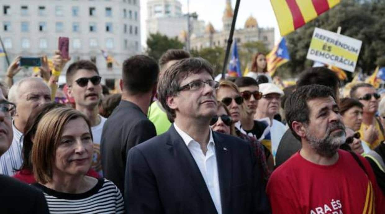 Forcadell, Puigdemont y Sànchez, durante la manifestación de la ANC para la Diada de 2017
