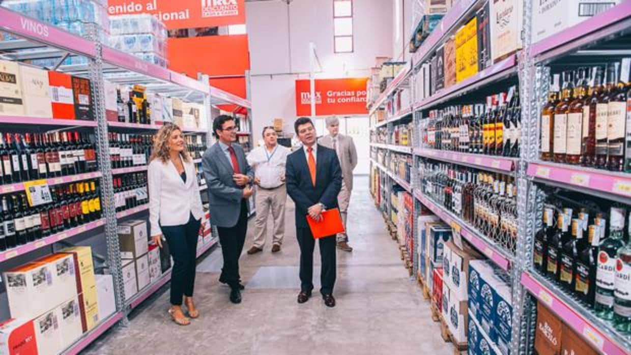 Directivos del Grupo Dia y la directora de Mercalicante visitan el nuevo supermercado