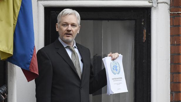 Julian Assange presume de «ayudar a proteger» la web del 1-O