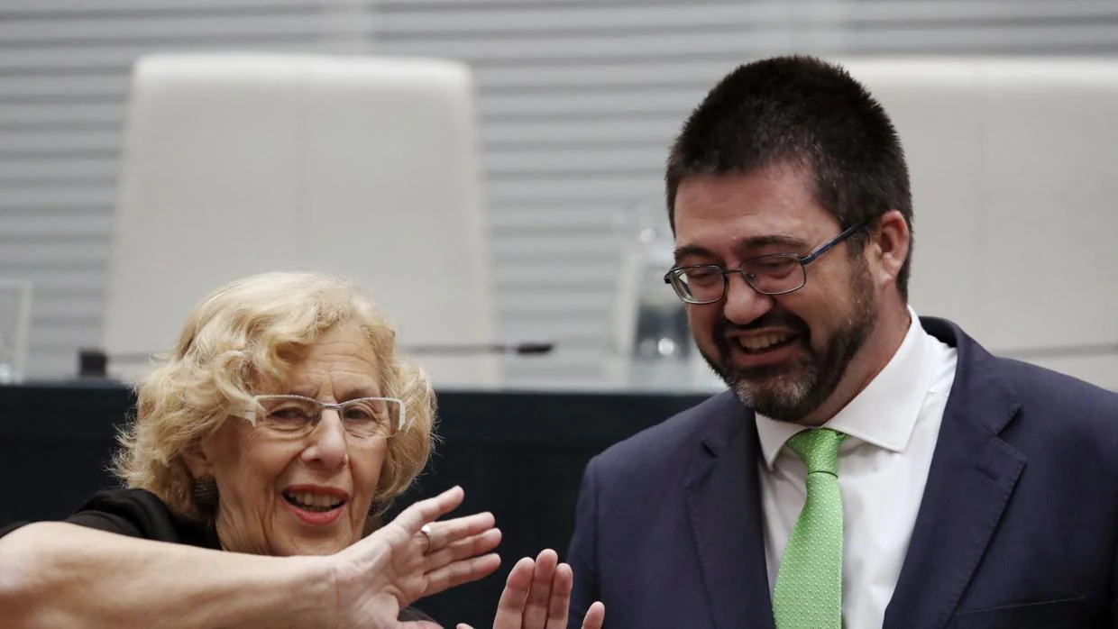 El concejal de Economía , Carlos Sánchez Mato -uno de los firmantes-, conversa con Manuela Carmena
