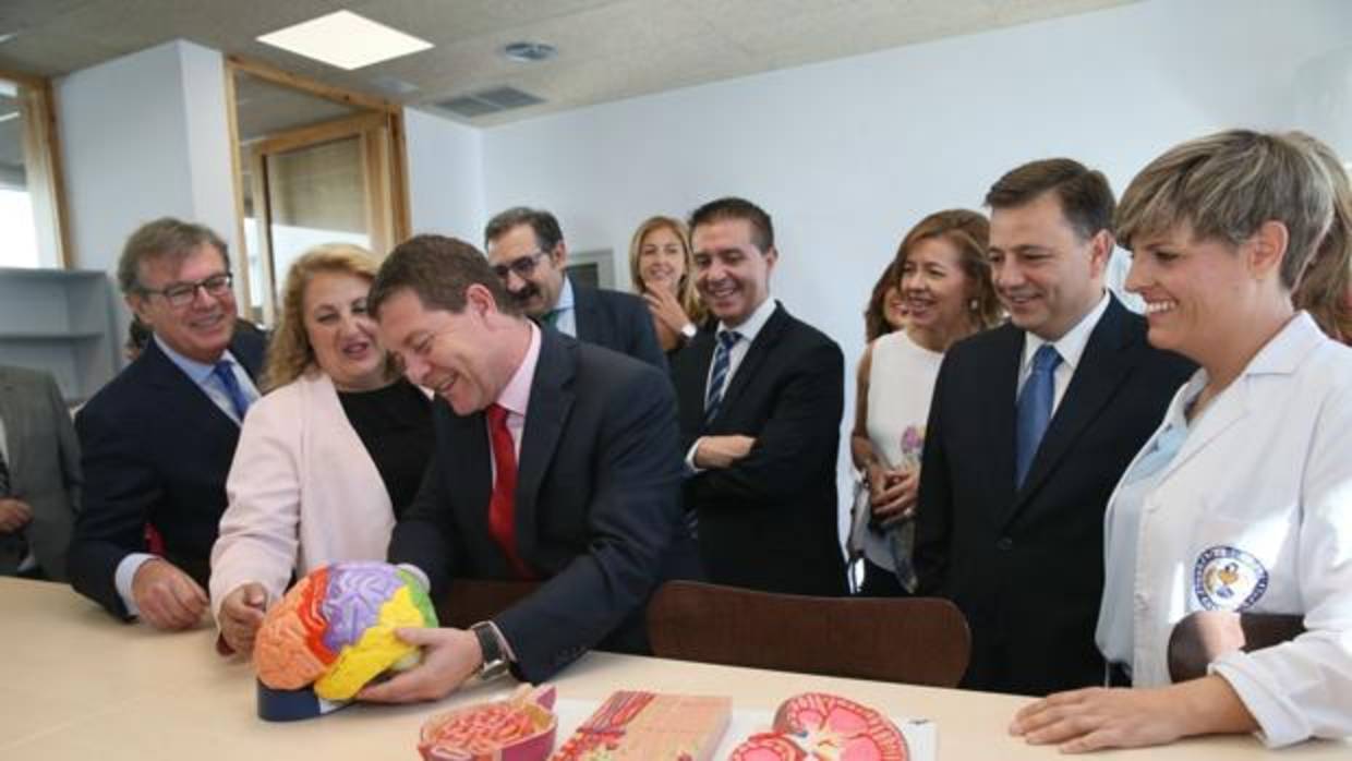 Emiliano García-Page y Ángel Collado, ayer junto a otras autoridades, en uno de los laboratorios de la facultad