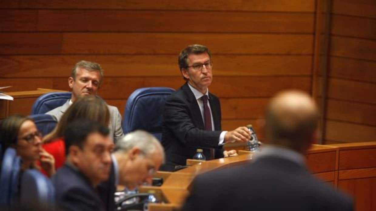 Feijóo y Villares (en primer plano), en el Parlamento