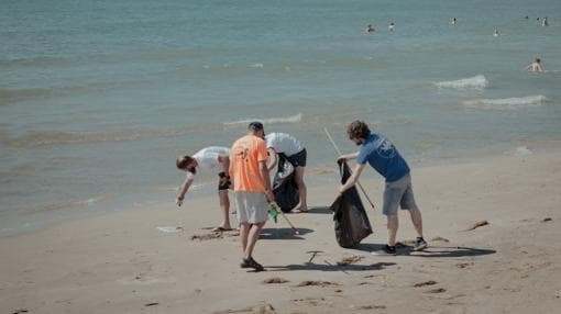 Un grupo de la Fundación Oceanogràfic lleva a cabo tareas de limpieza de las playas