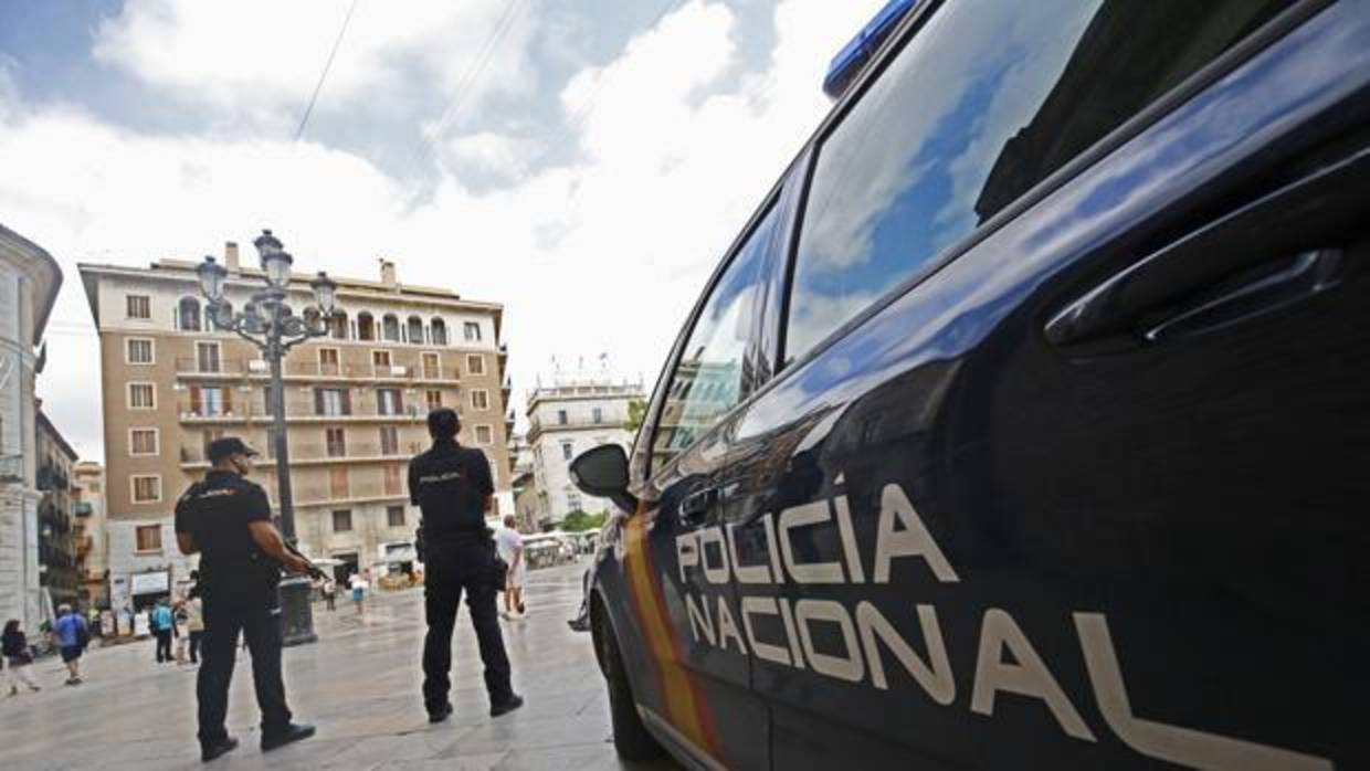 Imagen de archivo de dos agentes de la Policía Nacional en Valencia