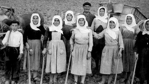 Mujeres jornaleras de La Puebla de Almoradiel, localidad natal de autor y cuya vida cotidiana es evocada en estas páginas. (Foto, “Blanco, negro y sepia. La Puebla de Almoradiel en la memoria”)