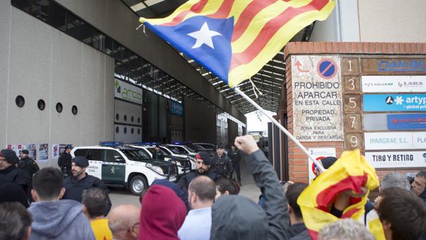 La Guardia Civil interviene planchas para hacer carteles prorreferéndum y votar «sí»