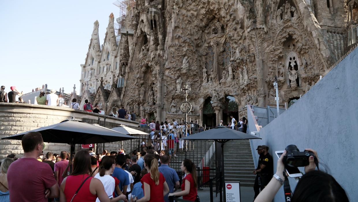 Un grupo de turistas frente a la Sagrada Familia de Barcelona