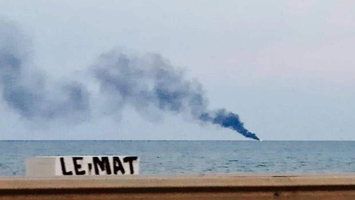 Humo del barco incendiado frente a Urbanova