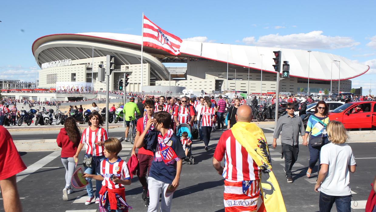 Aficionados del Atlético, en las inmediaciones del Wanda Metropolitano