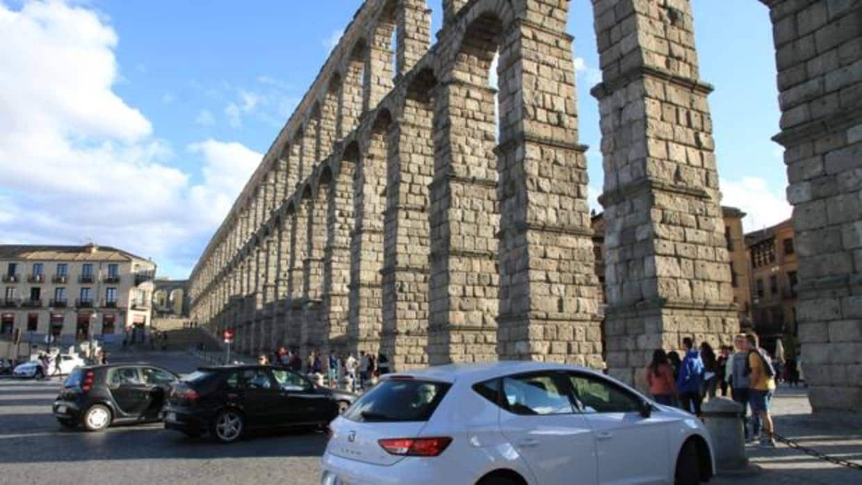 La imagen de coches aparcados esperando junto al Acueducto es habitual