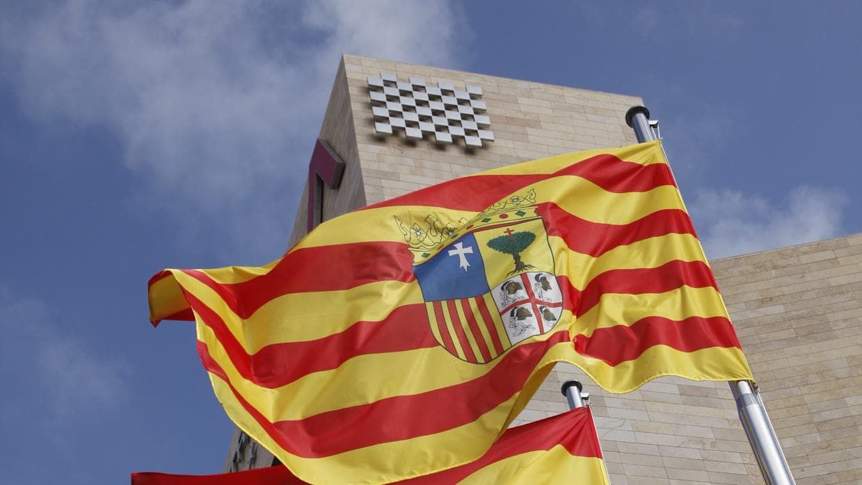 En Aragón conviven 731 ayuntamientos, 32 gobiernos comarcales, tres diputaciones y el Gobierno regional