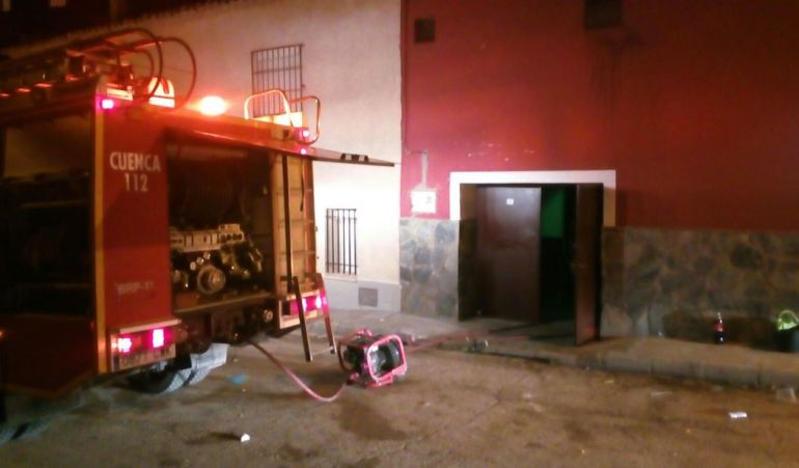 El Servicio Provincial de Bomberos de Cuenca, durante la extinción del incendio