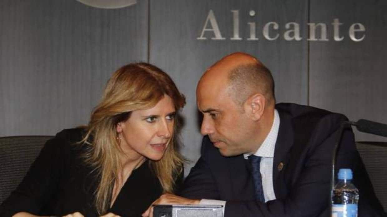 La concejal Eva Montesinos, junto al alcalde de Alicante, Gabriel Echávarri