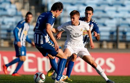 El defensa blanquiazul Mario intenta arrebatar el balón a Dani Gómez, del Castilla