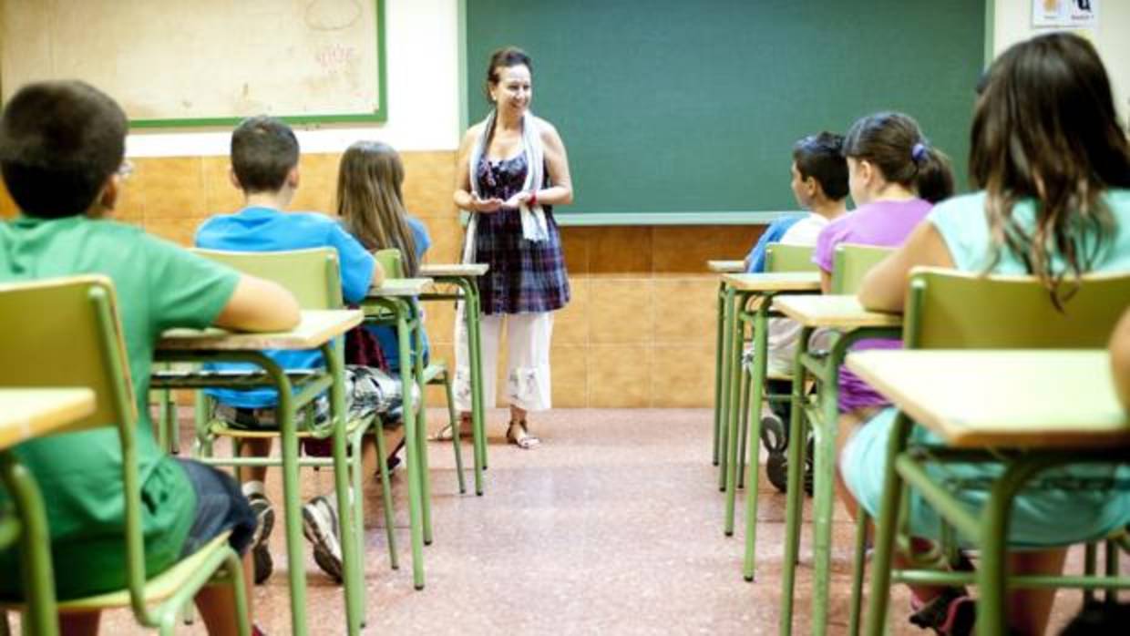 Una profesora da clase en un instituto de Toledo