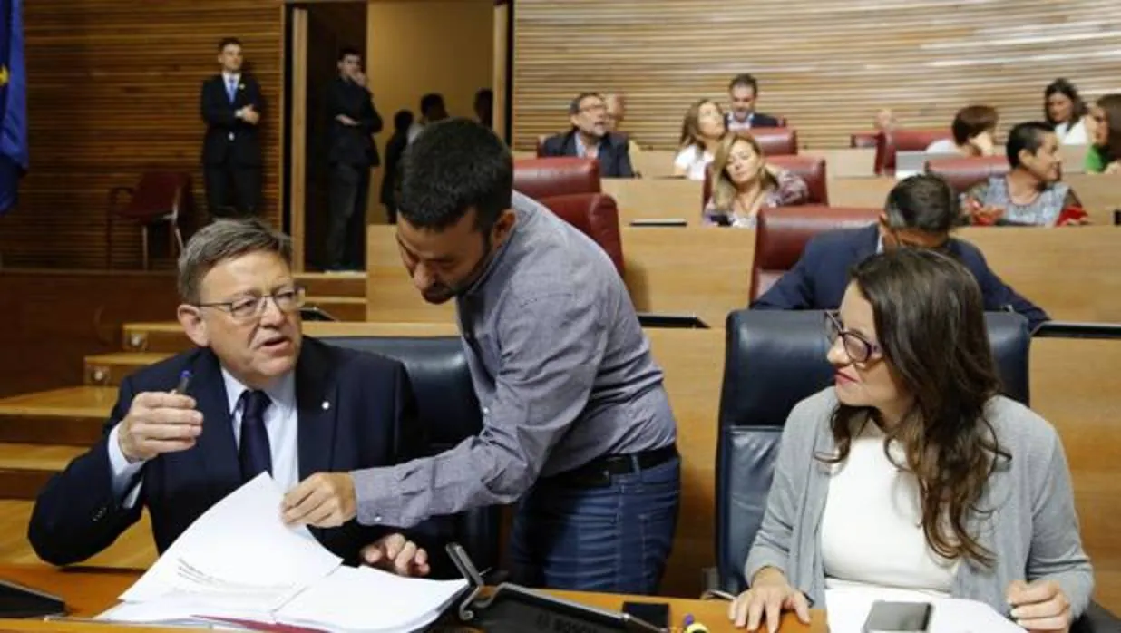 Imagen de Puig y Oltra junto al conseller Marzà tomada durante el debate de Política General