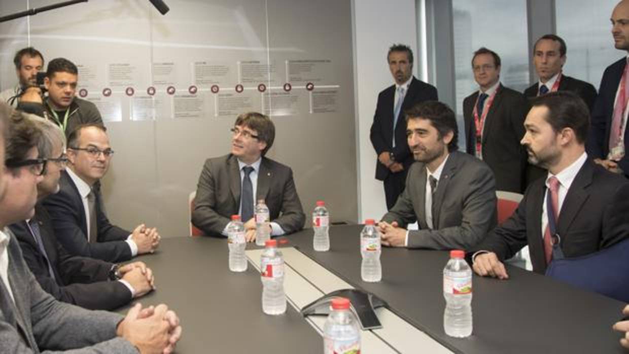 Carles Puigdemont, durante la visita a la Agencia de Ciberseguridad de Cataluña