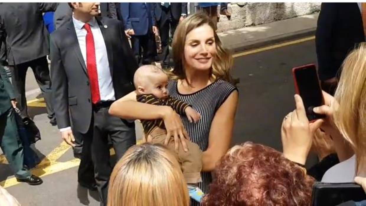 La Reina en un encuentro con padres tras inaugurar el curso escolar en Tenerife