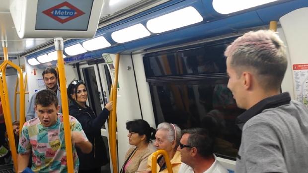 Pelea de gallos en el Metro de Madrid: Arkano y Skone se retan en las líneas 1 y 2