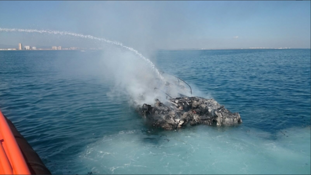 Un barco se hunde tras incendiarse frente a las costas de El Perelló