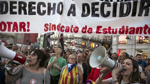 Unas 300 personas se concentran en la Puerta del Sol contra la operación de la Guardia Civil en Cataluña