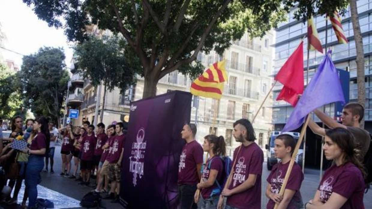 Manifestación de Arran frente a una comisaría de los Mossos