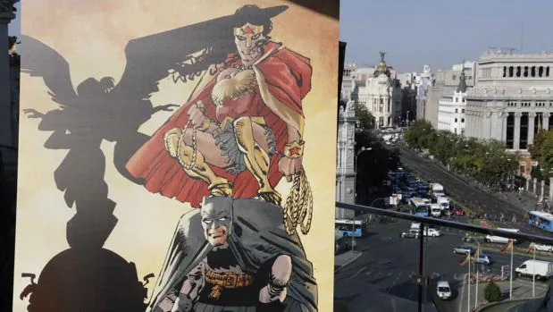 El edificio Metrópoli, al fondo, frente al cartel de Miller donde aparecen Wonder Woman y Batman