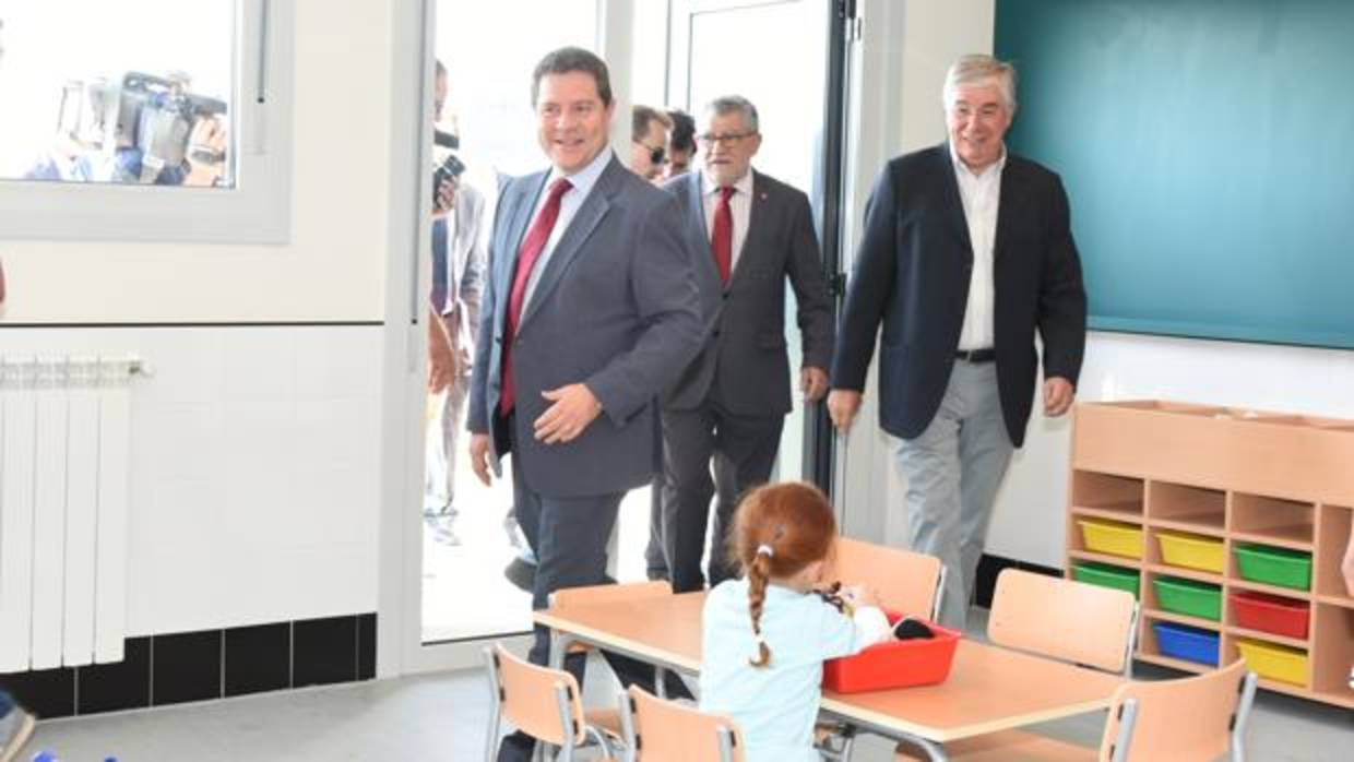 García-Page, en el CEIP número 6 , junto al consejero Ángel Felpetoy el alcalde de Illescas, José Manuel Tofiño