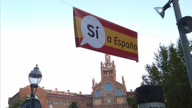 Barcelona amanece con pancartas bajo el lema «Sí a España» y con el fondo de la bandera de España