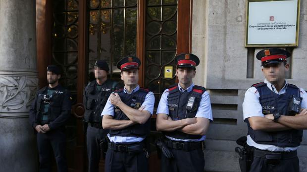 La Guardia Civil desactiva el 1-O al detener a 14 altos cargos de la Generalitat de Cataluña