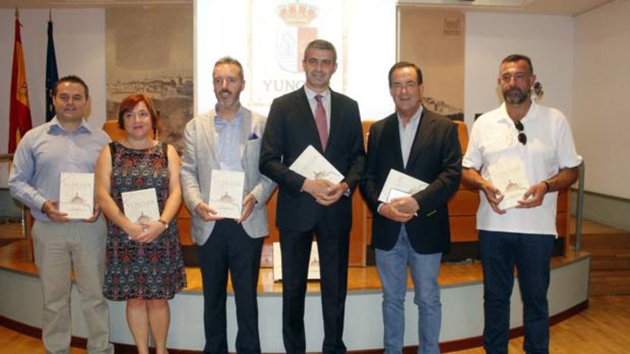 El autor con Luis Miguel Martín, Álvaro Gutiérrez, José Bono y Carmen Morales