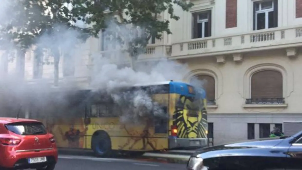 Autobús ardiendo el pasado mes de julio en la calle de Velázquez