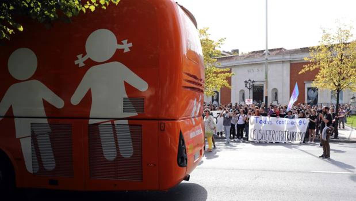 El autobús de Hazte Oír, a su paso por Bilbao