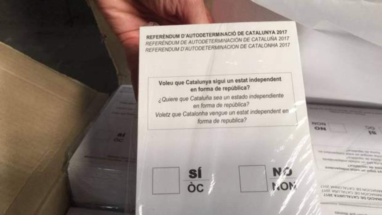 Papeletas que la Guardia Civil se ha incautado para votar en el referéndum del 1 de octubre