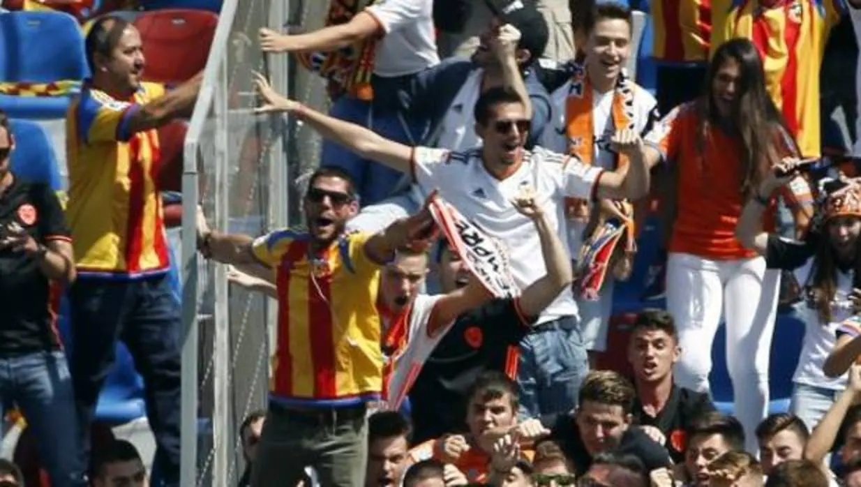 Celebración de un gol en la grada durante el encuentro Levante-Valencia del pasado día 16