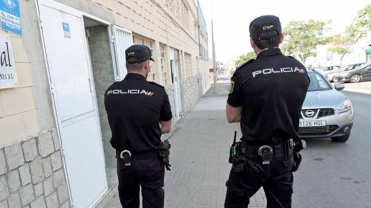 Imagen de dos agentes de la Policía Nacional en Valencia