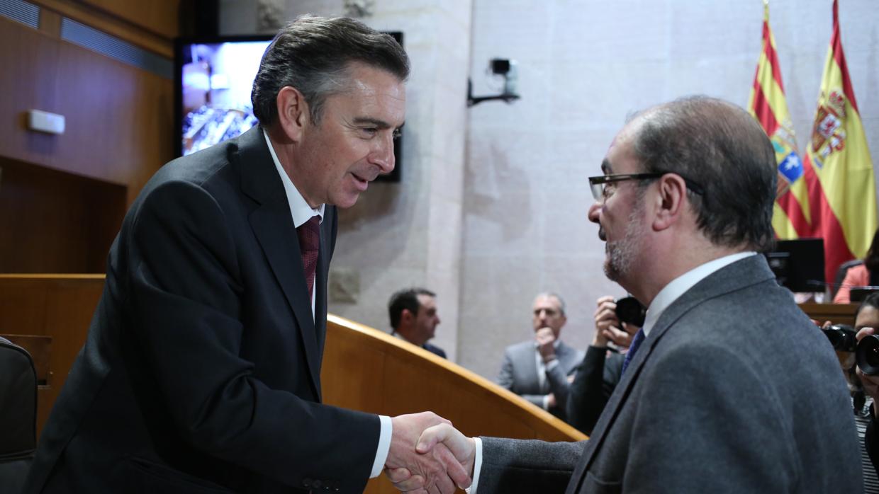 El presidente de Aragón, Javier Lambán (derecha), junto al líder regional del PP, Luis María Beamonte