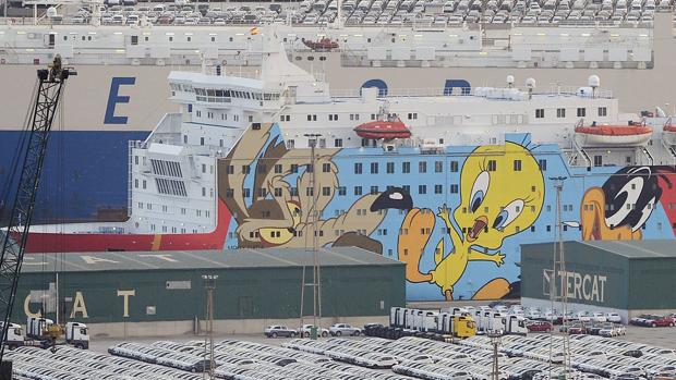 El peculiar casco del barco en el que duermen los Policías movilizados en Cataluña