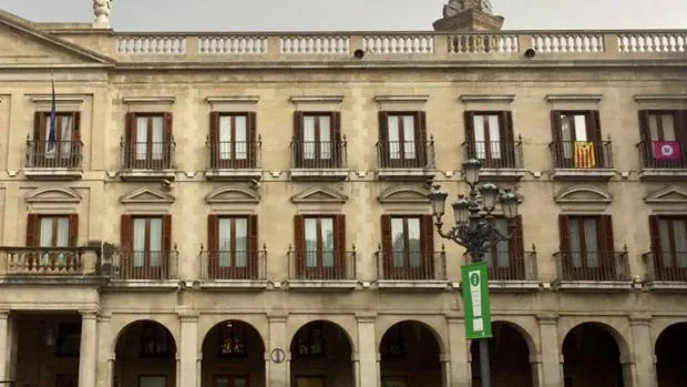 Aparece una estelada en un balcón del Ayuntamiento de Vitoria